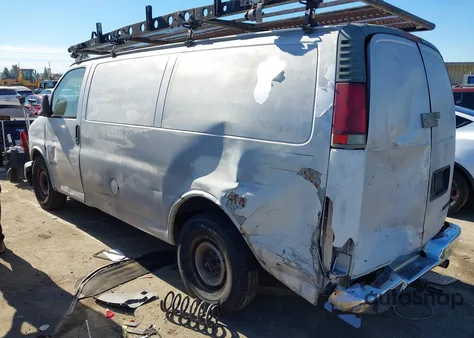 2001 Chevrolet Express z USA, uszkodzony, nr VIN 1GCFG25W811171458